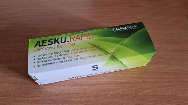 Bei Aldi gab es die ersten Selbsttests bereits ab dem 6. März zu kaufen. Eine Packung mit fünf Tests kostet beim Discounter knapp 25 Euro. Zunächst hatten die Filialen nur wenige Tests auf Lager, versorgten ihre Kunden allerdings zusätzlich über einen Versanddienst.
