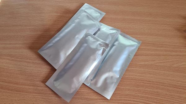 Die Teststreifen befinden sich einzeln verpackt in einem Plastikbeutelchen.