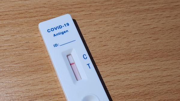 Nach spätestens 15 Minuten sollte das Ergebnis zu sehen sein. Nur ein Streifen auf der oberen Hälfte zeigt den negativen Test an, sollten zwei Streifen sichtbar werden, so ist der Selbsttest positiv auf das Corona-Virus angeschlagen.