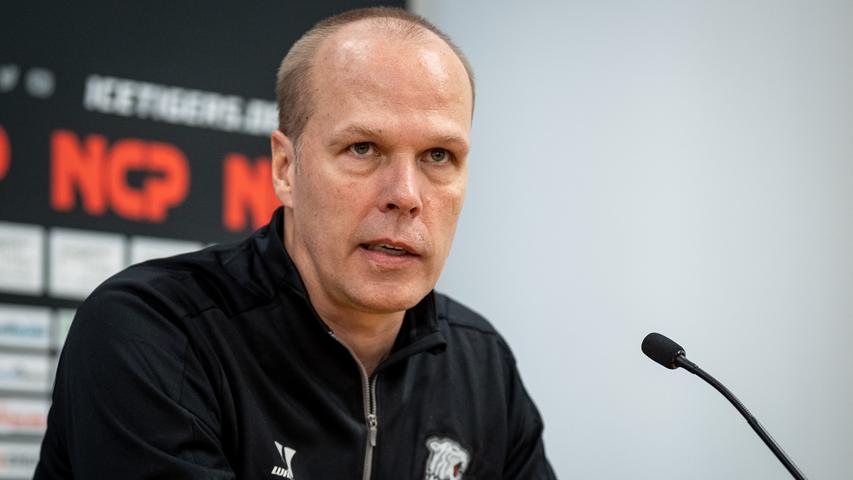 Lobende Worte: Nürnbergs Sportdirektor Stefan Ustorf erwartet sich viel Energie von Marko Friedrich.
