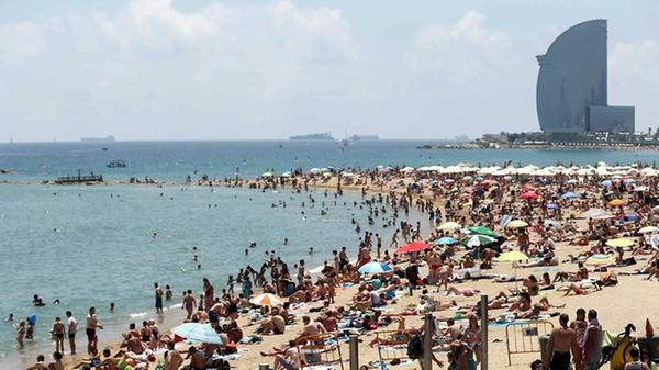 Katalanien-Liebhaber können mit Vueling in die kulturreiche Stadt Barcelona fliegen. Daneben bietet Ryanair Direktverbindungen nach Alicante, Malaga, Sevilla und Valencia auf dem spanischen Festland an.