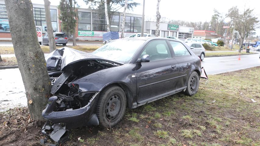 Unfall im Nürnberger Süden: Audi kollidiert mit Baum
