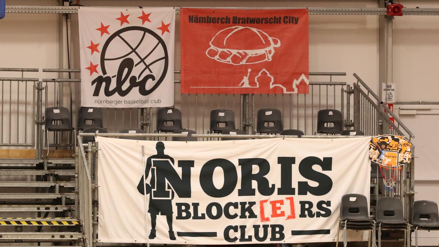 Die Corona-Pandemie hat dafür gesorgt, dass sich Heim- und Auswärtsspiele nicht mehr unterscheiden. Auch die "Noris Blockers" sind derzeit nur mit Bannern vertreten.