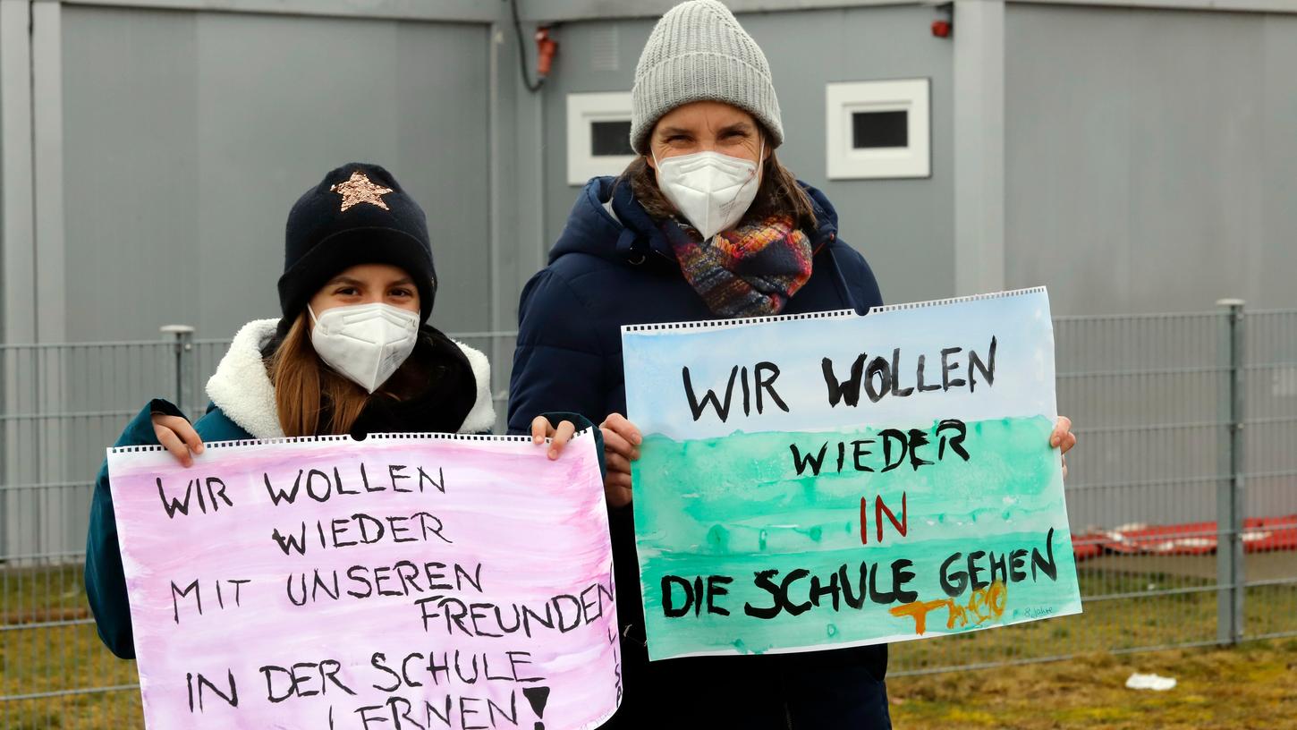 Im Süden Nürnbergs demonstrierten Eltern  und Kinder gegen die Schulschließungen. 