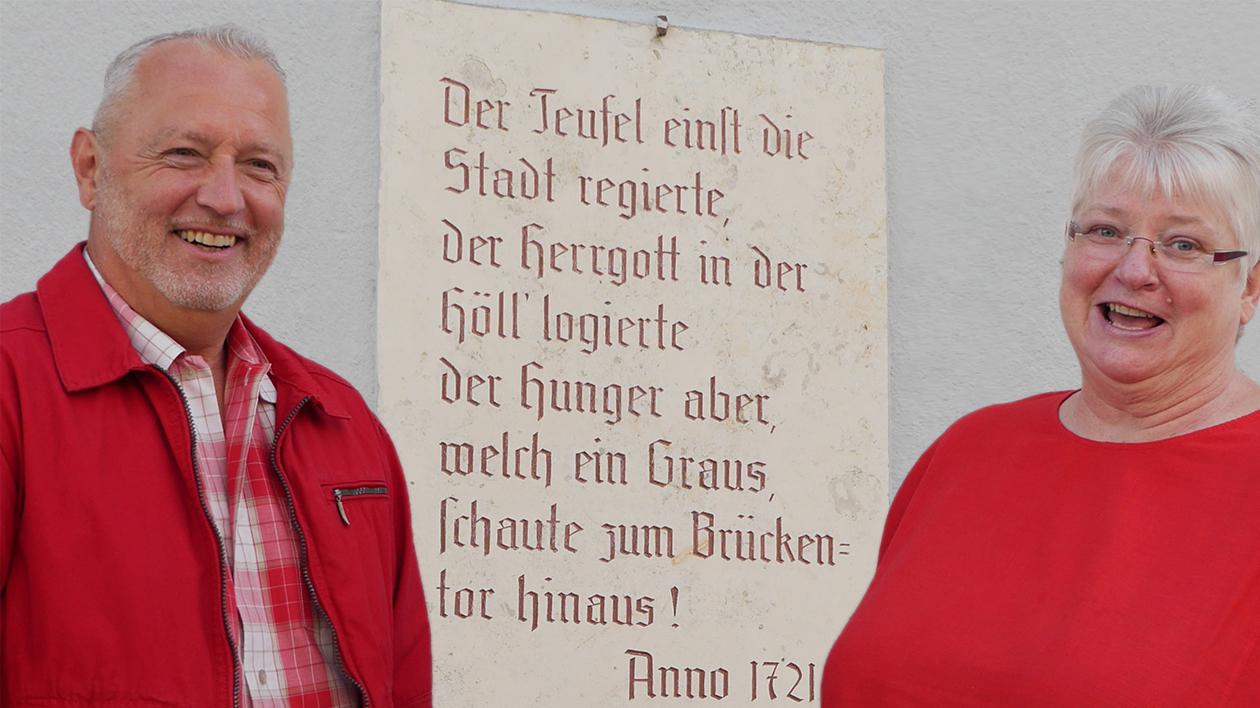 Sie sind mit den historischen Fakten gut vertraut: Stadtarchivar Werner Mühlhäußer und Inge Grimmig von der Braun Elektro GmbH.
Sie sind mit den historischen Fakten gut vertraut: Stadtarchivar Werner Mühlhäußer und Inge Grimmig von der Braun Elektro GmbH.