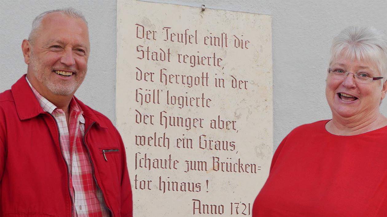 Sie sind mit den historischen Fakten gut vertraut: Stadtarchivar Werner Mühlhäußer und Inge Grimmig von der Braun Elektro GmbH.