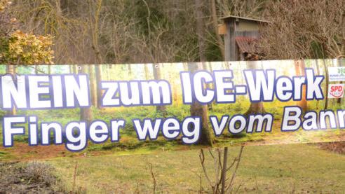 Mit Ablehnung im Blick präsentiert Sophie Wurm vom Bund Naturschutz in ihrem Garten das neue Banner, das schon bald an mehreren Orten in der Marktgemeinde zu sehen sein wird. Mit Ablehnung im Blick präsentiert Sophie Wurm vom Bund Naturschutz in ihrem Garten das neue Banner, das schon bald an mehreren Orten in der Marktgemeinde zu sehen sein wird.