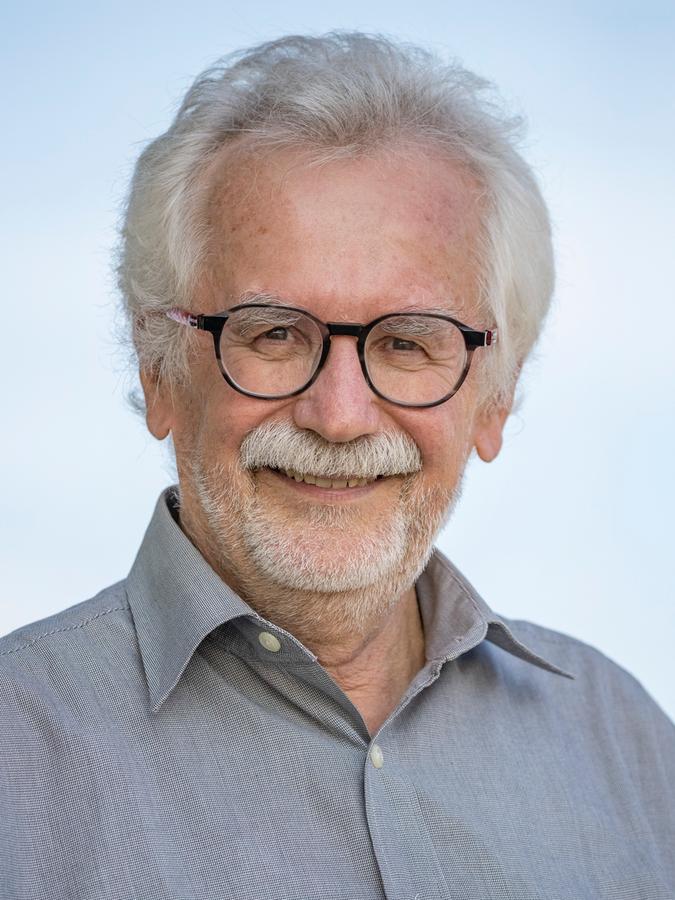 Der Biologe Jürgen Tautz, geboren im Jahr 1949, war Professor am Biozentrum der Universität Würzburg und ist inzwischen emeritiert. Als Bienenforscher und Fachautor machte er sich einen Namen in der Wissenschaft und bei Bienenfans auf der ganzen Welt. Sein Buch "Phänomen Honigbiene" wurde in 20 Sprachen übersetzt. Der Biologe Jürgen Tautz, geboren im Jahr 1949, war Professor am Biozentrum der Universität Würzburg und ist inzwischen emeritiert. Als Bienenforscher und Fachautor machte er sich einen Namen in der Wissenschaft und bei Bienenfans auf der ganzen Welt. Sein Buch "Phänomen Honigbiene" wurde in 20 Sprachen übersetzt.