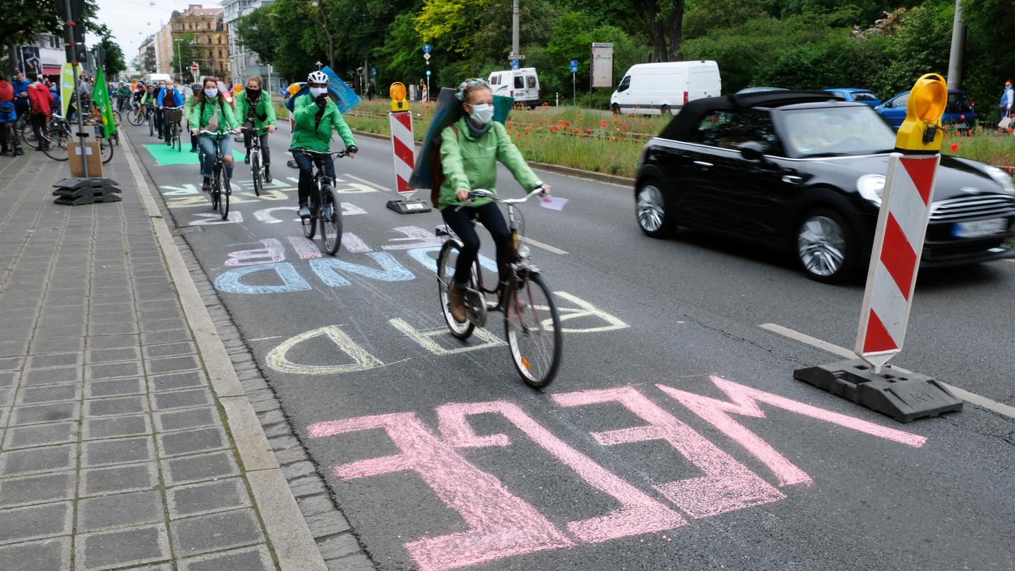 Im Mai 2020 demonstrierten Radaktivisten in der Bayreuther Straße und forderten zunächst einen temporären Popup-Radweg. 