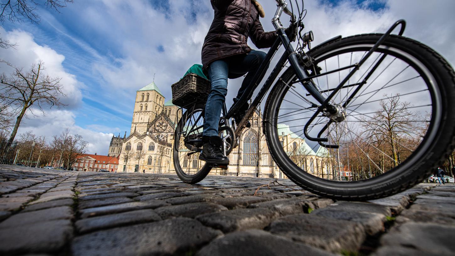Ein 14-Jähriger soll eine Seniorin in Bad Mergentheim (Main-Tauber-Kreis) vom Fahrrad geschubst haben. (Symbolbild)
