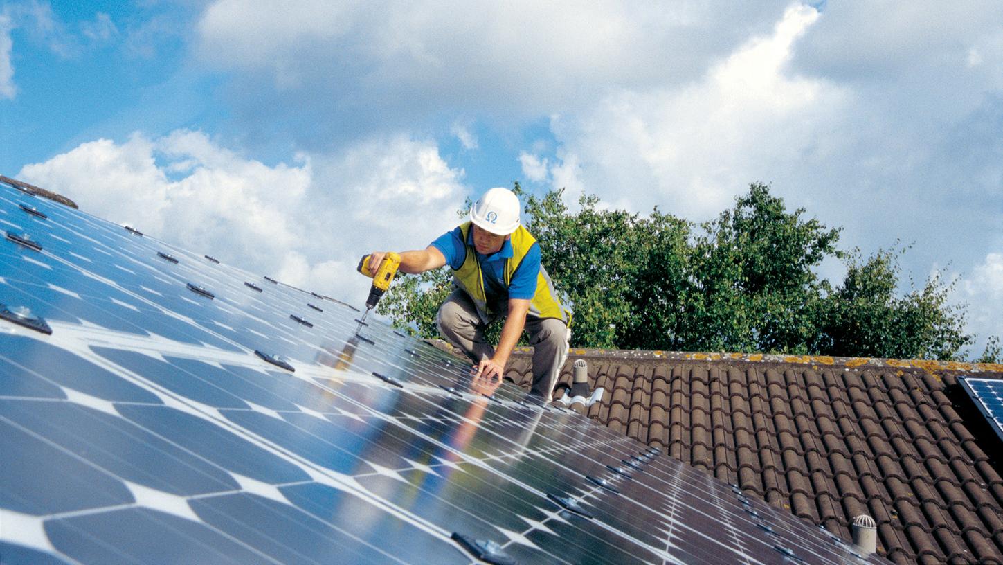 Wer in Würzburg auf städtischem Grund neu baut, muss künftig zwingend eine Photovoltaik- oder Solarthermie-Anlage auf dem Dach installieren.

