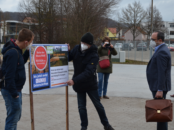 Vor der Stadthalle in Gunzenhausen hatten sich Gegner des Großprojekts versammelt und präsentierten ihren Protest unter anderem Landrat Manuel Westphal (rechts).
