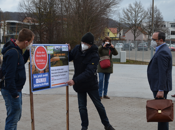 Vor der Stadthalle in Gunzenhausen hatten sich Gegner des Großprojekts versammelt und präsentierten ihren Protest unter anderem Landrat Manuel Westphal (rechts). Vor der Stadthalle in Gunzenhausen hatten sich Gegner des Großprojekts versammelt und präsentierten ihren Protest unter anderem Landrat Manuel Westphal (rechts).