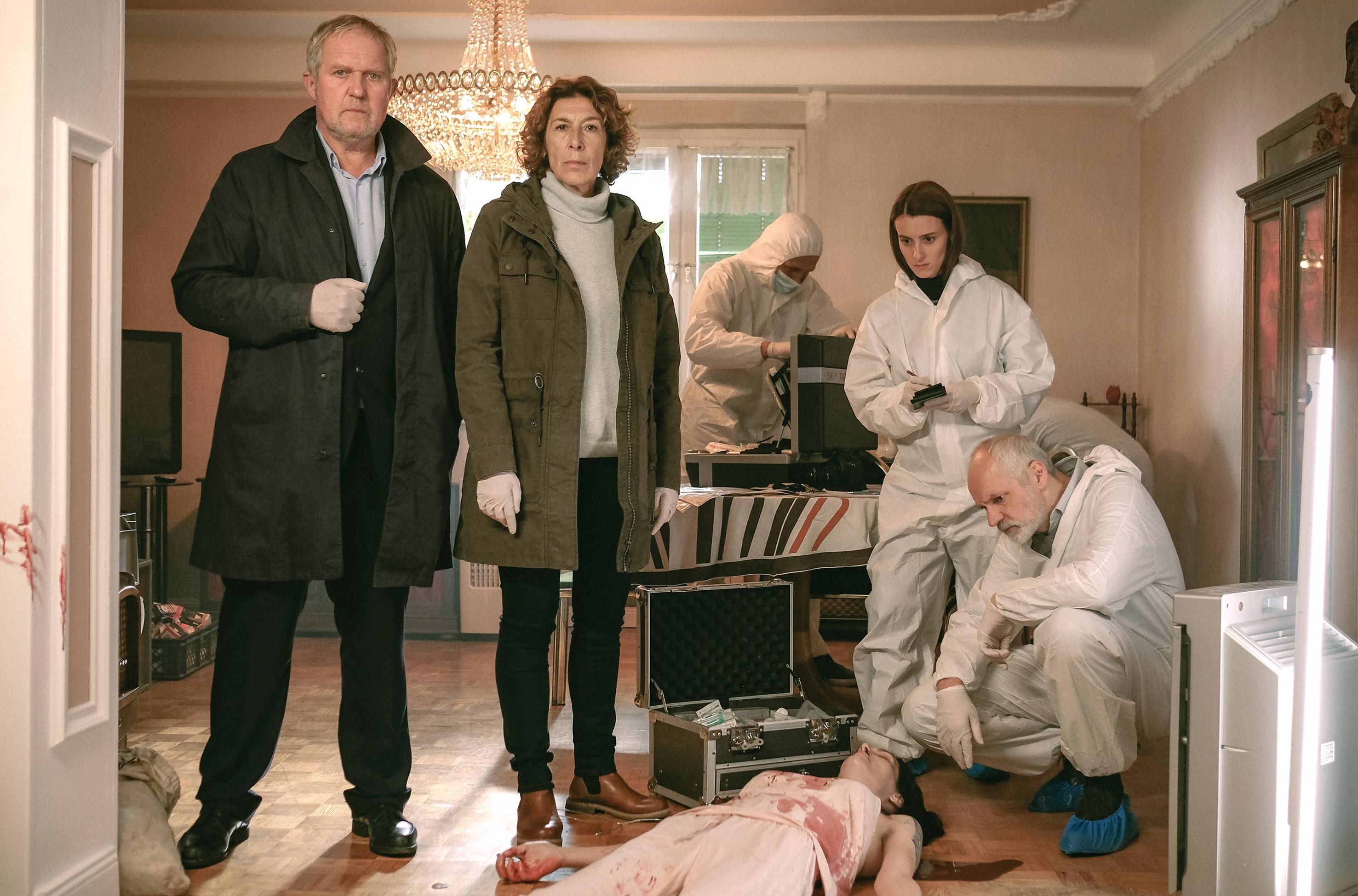 Viel Zeit zum Schlafen bekäme die Beamtin aber ohnehin nicht. Denn mitten in der Nacht wird sie zu einer Frauenleiche in einer trostlosen Wohngegend gerufen. Kollege Eisner (Moritz Eisner, li) ist schon da und weiß, dass Jana Gruber ermordet wurde. 