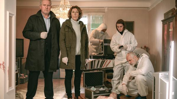 Viel Zeit zum Schlafen bekäme die Beamtin aber ohnehin nicht. Denn mitten in der Nacht wird sie zu einer Frauenleiche in einer trostlosen Wohngegend gerufen. Kollege Eisner (Moritz Eisner, li) ist schon da und weiß, dass Jana Gruber ermordet wurde.