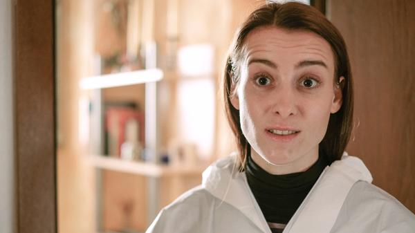 Meret Schande (Christina Scherrer) ist ebenfalls vor Ort. Nach Fredo Schimpfs Abgang übernimmt sie den Part von Eisners und Fellners Assistentin.