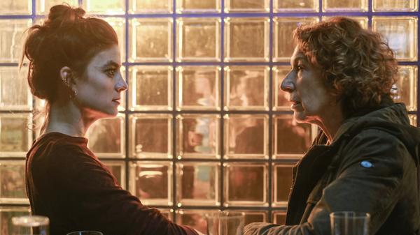 Da die Ermittler den Täter im Rotlichtmilieu vermuten, lässt Fellner ihre Beziehungen in Wiens Drogenszene spielen. In einem Club unterhält sie sich mit Wave (Sophie Aujesky), einer Informantin.