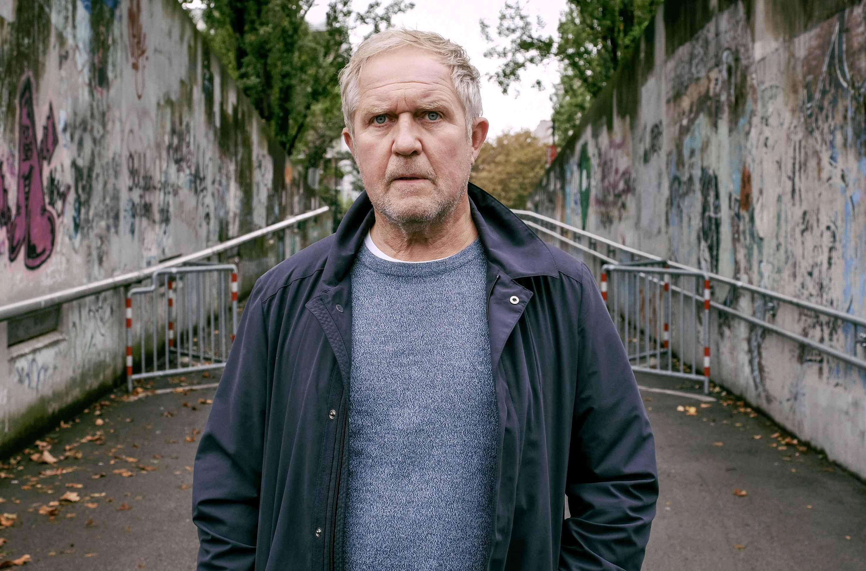 Eisner hat sich unterdessen mit einem Kollegen der Grazer Polizei verabredet. Janko (Max Mayer) arbeitet derzeit verdeckt in Wiens Unterwelt. Kann er der Hauptstadtpolizei in dieser Angelegenheit weiterhelfen? 