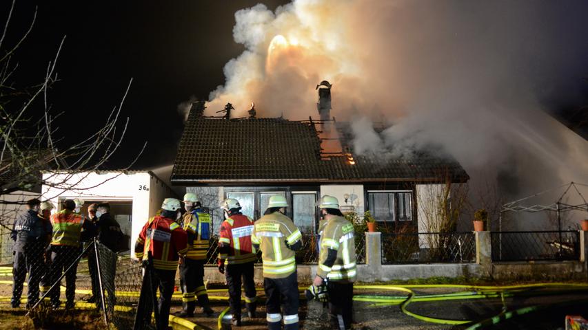 Dachstuhl in Flammen: Bis zu 100 Einsatzkräfte bei Brand in Wilhermsdorf