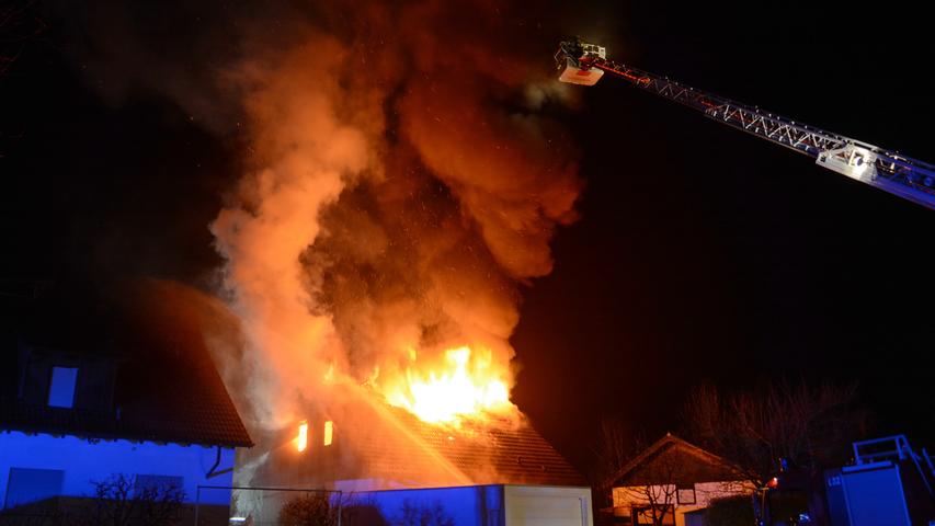 Dachstuhl in Flammen: Großeinsatz in Wilhermsdorf Dachstuhl in Flammen: Großeinsatz in Wilhermsdorf