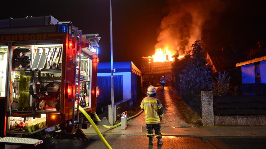 Dachstuhl in Flammen: Bis zu 100 Einsatzkräfte bei Brand in Wilhermsdorf