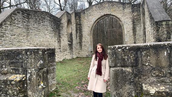 Kristin Langmann, Fränkische Weinkönigin 2015 besichtigt die Ruinen der Kunigundenkapelle in Bullenheim.
Kristin Langmann, Fränkische Weinkönigin 2015 besichtigt die Ruinen der Kunigundenkapelle in Bullenheim.