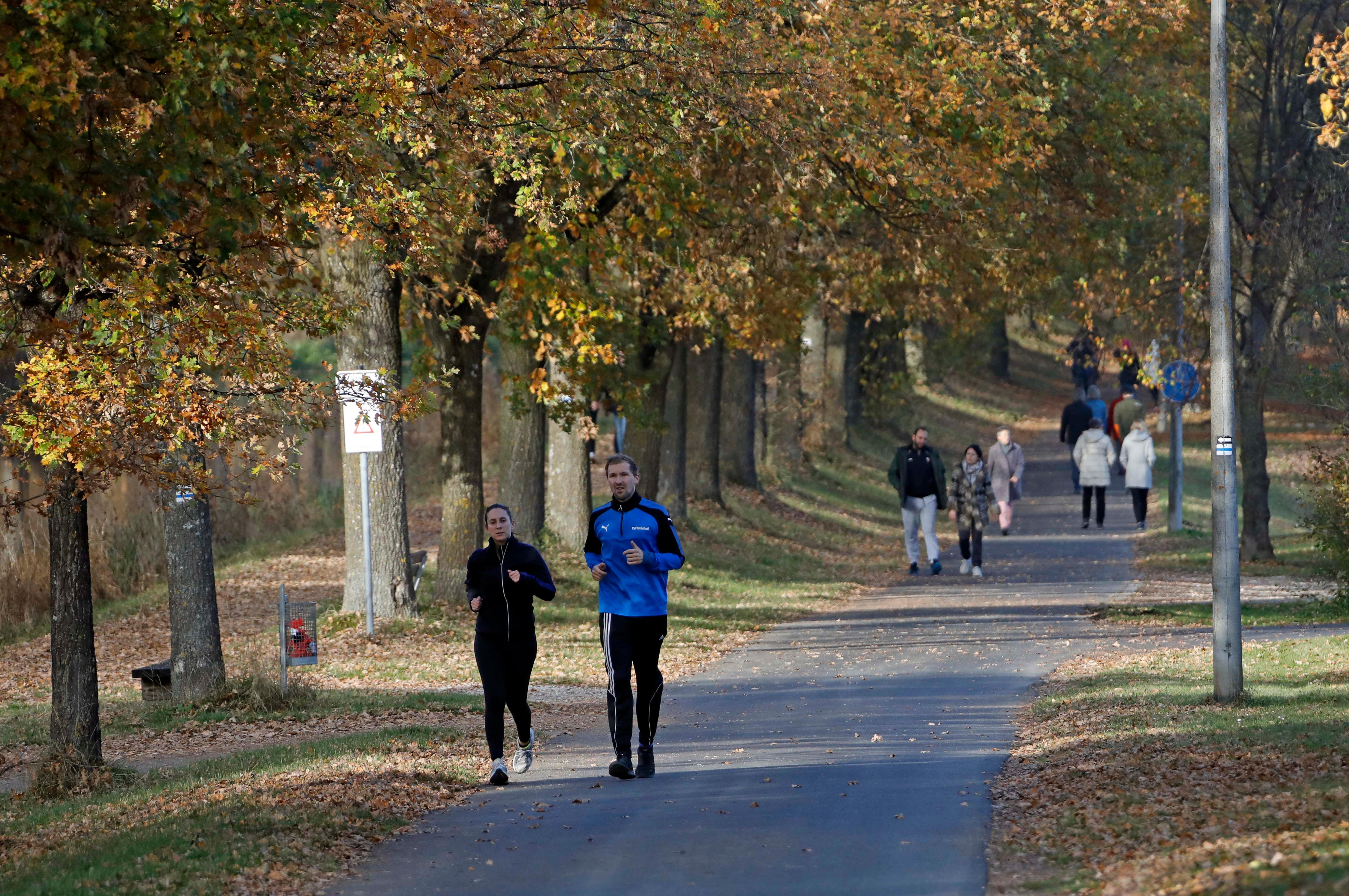 Am alten Kanal bieten sich Wege für Jogger und Spaziergänger an.