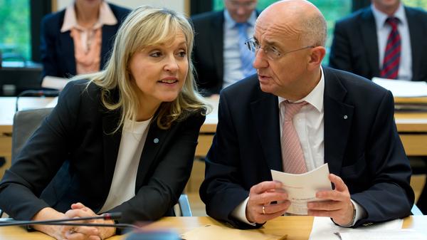 Von seinen Bezügen als Politiker musste Alfred Sauter wahrscheinlich nie leben. Der offenbar erfolgreiche Rechtsanwalt bezeichnete seine Abgeordnetentätigkeit selbst als "Nebenjob". So soll er im Zusammenhang mit der Maskenaffäre um seinen Parteifreund Georg Nüßlein die Verträge zwischen einem Lieferanten und dem bayerischen Gesundheitsministerium verfasst und dafür eine Summe von 1,2 Millionen Euro erhalten haben. Für diesen zumindest moralisch fragwürdigen Deal ächtete ihn seine Partei. Am 21. März 2021 legte der frühere bayerische Justizminister alle Parteiämter nieder und trat aus der CSU-Fraktion aus.