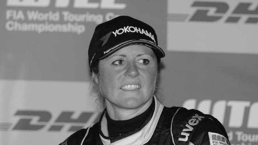 Sabine Schmitz war 1996 die erste Frau, die beim 24-Stunden-Rennen auf dem Nürburgring triumphierte, doch auch als Moderatorin und durch die britische Kult-Serie "Top Gear" wurde sie bekannt. Bis 2019 fuhr sie noch Rennen, obwohl sie bereits 2017 an Krebs erkrankt war. Mit 51 Jahren erlag sie diesem schließlich. Sabine Schmitz war 1996 die erste Frau, die beim 24-Stunden-Rennen auf dem Nürburgring triumphierte, doch auch als Moderatorin und durch die britische Kult-Serie "Top Gear" wurde sie bekannt. Bis 2019 fuhr sie noch Rennen, obwohl sie bereits 2017 an Krebs erkrankt war. Mit 51 Jahren erlag sie diesem schließlich.