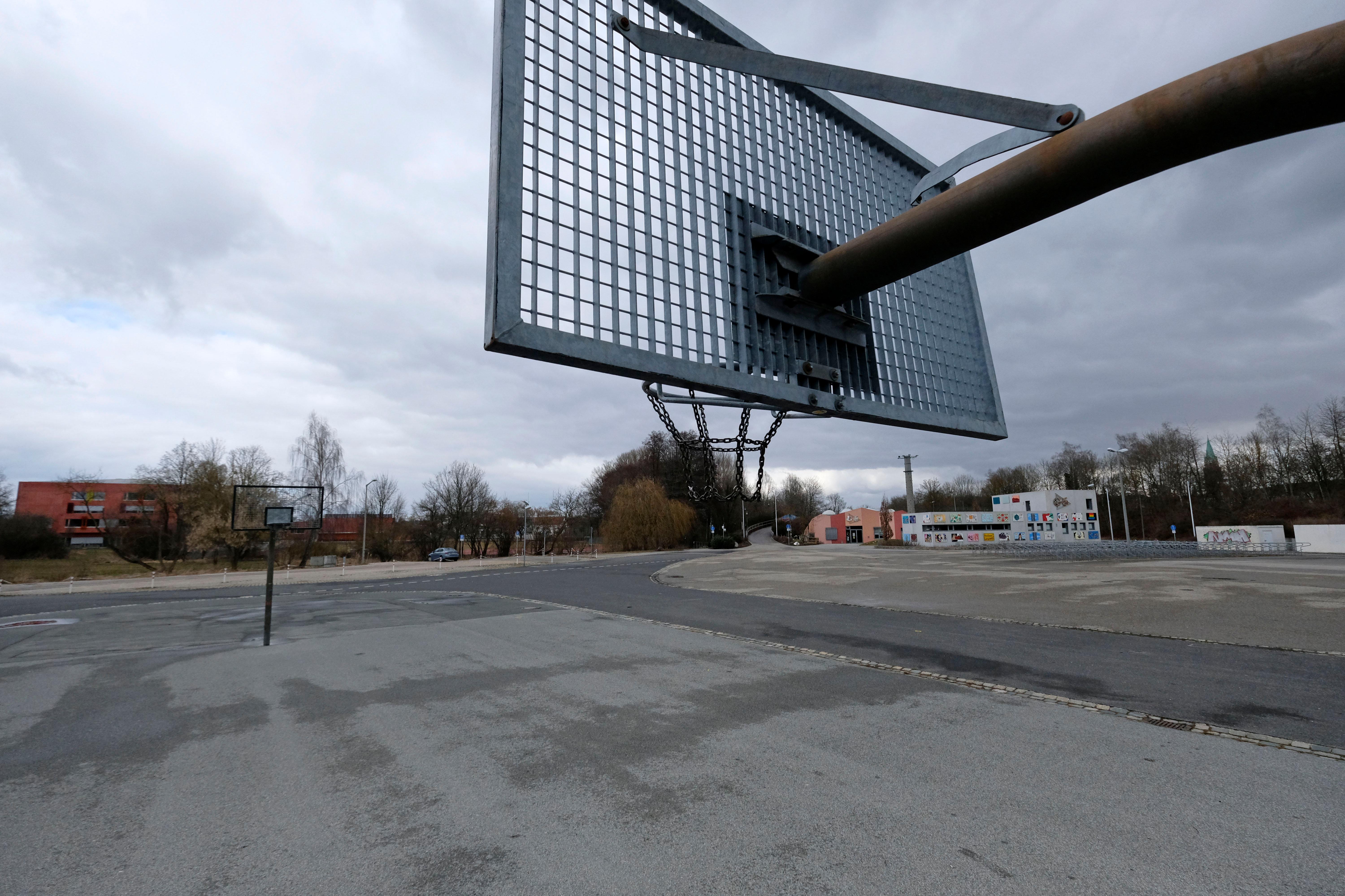 Seit Jahren beliebt: Die Basketballfelder am Volksfestplatz. Das Manko: Bei den großen Festen stehen sie den Korbjägern nicht zur Verfügung.