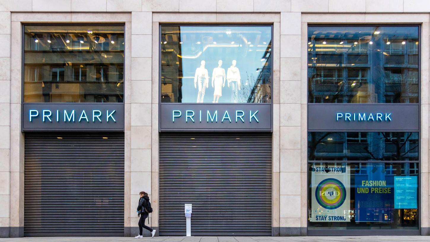 Geschlossene Tore bei Primark: Was während Corona Standard war, könnte in Deutschland bei einigen Filialen bald Dauerzustand werden. 