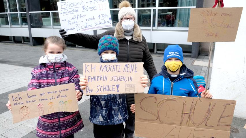 Mahnwache in Nürnberg: Eltern und Kinder gegen Schließung von Schulen und Kitas