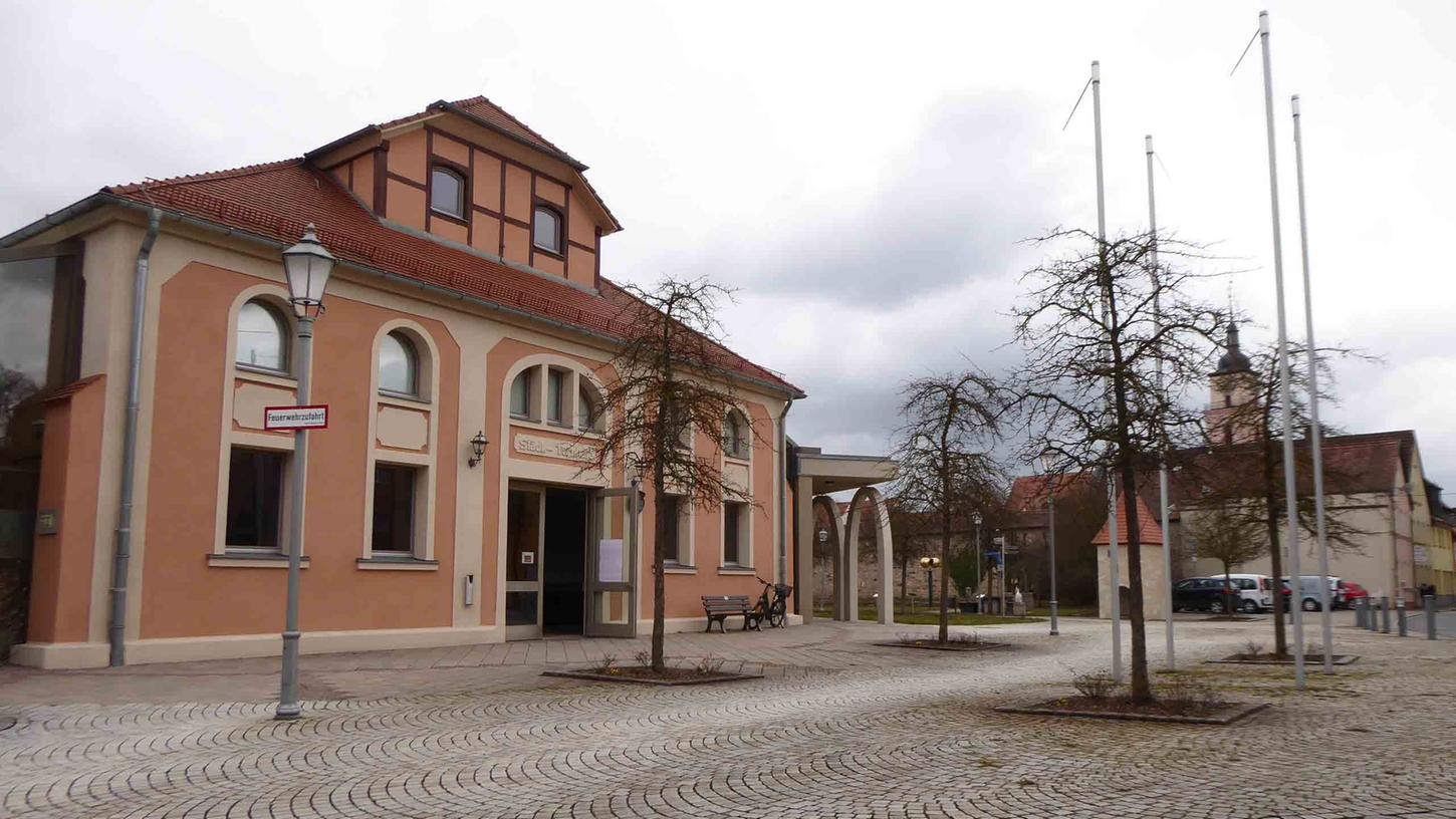 Mit der „NeuStadtHalle am Schloss“ ging eine zweites Impfzentrum im Landkreis in Betrieb. Vorwürfe, dass der Impfbetrieb schlecht organisiert oder zu langsam sei, weist dieser vehement zurück. Foto:o.n. Mit der „NeuStadtHalle am Schloss“ ging eine zweites Impfzentrum im Landkreis in Betrieb. Vorwürfe, dass der Impfbetrieb schlecht organisiert oder zu langsam sei, weist dieser vehement zurück. Foto:o.n.