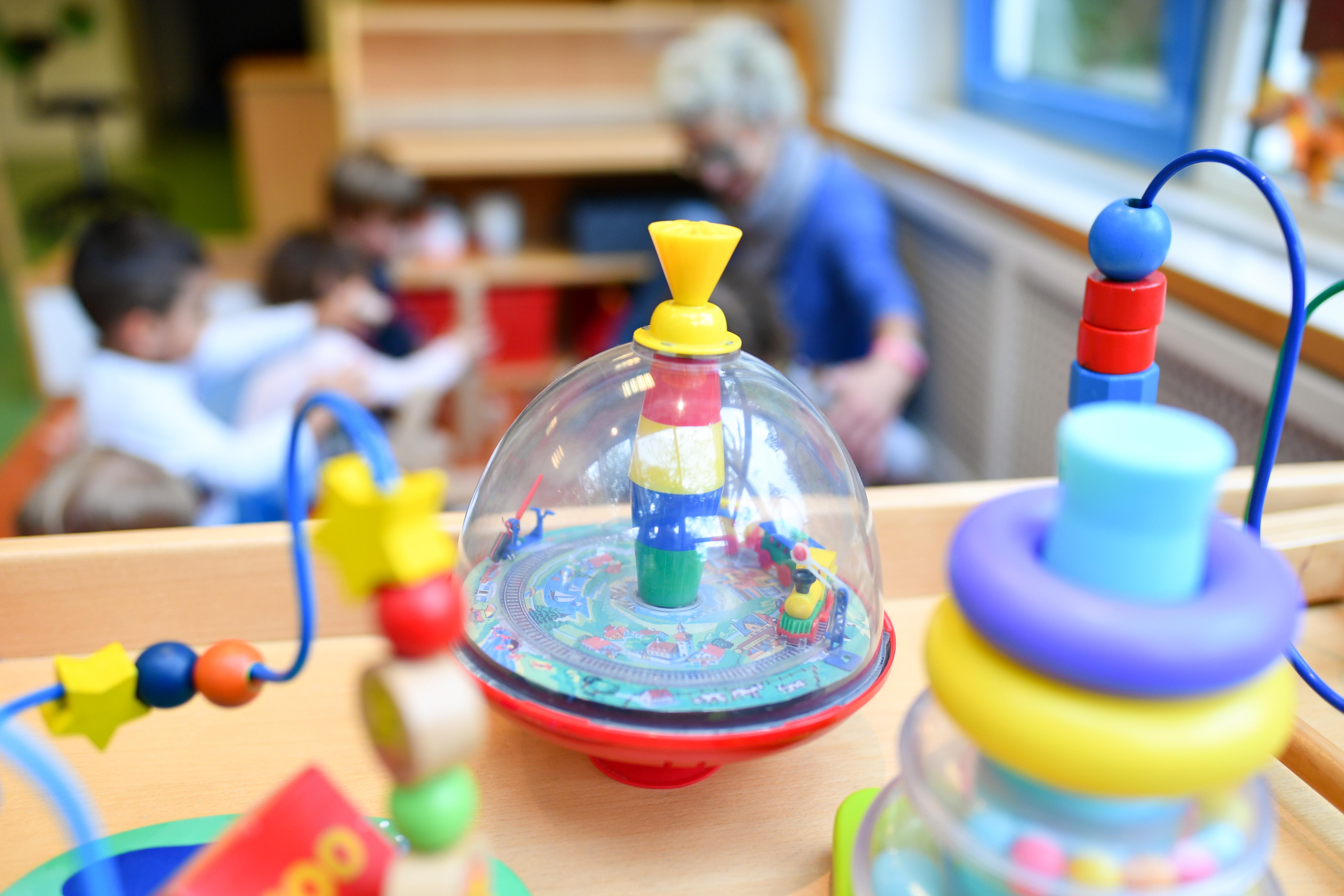 Ab dem 21. Mai 2021 soll das Spielzeug für Kinder gesundheitlich noch weniger schädlich gemacht werden - durch einen neuen Grenzwert. Die Spielzeugrichtlinie regelt die Migrationsgrenzwerte für Aluminium und Formaldehyd, die dann nur noch zu geringen Mengen für die Verarbeitung und Produktion von Spielsachen verwendet werden dürfen. Die niedrigeren Grenzwerte gelten dann auch für importiertes Spielzeug aus Fernost.