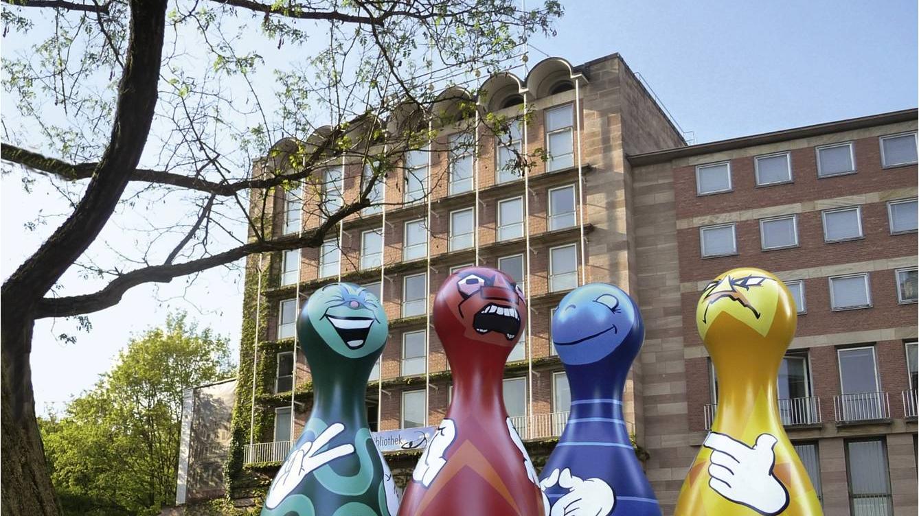 Überdimensionale Spielfiguren standen 2015 vor dem Pellerhaus und dem angrenzenden Imhoffbau. Dort soll das Überdimensionale Spielfiguren standen 2015 vor dem Pellerhaus und dem angrenzenden Imhoffbau. Dort soll das