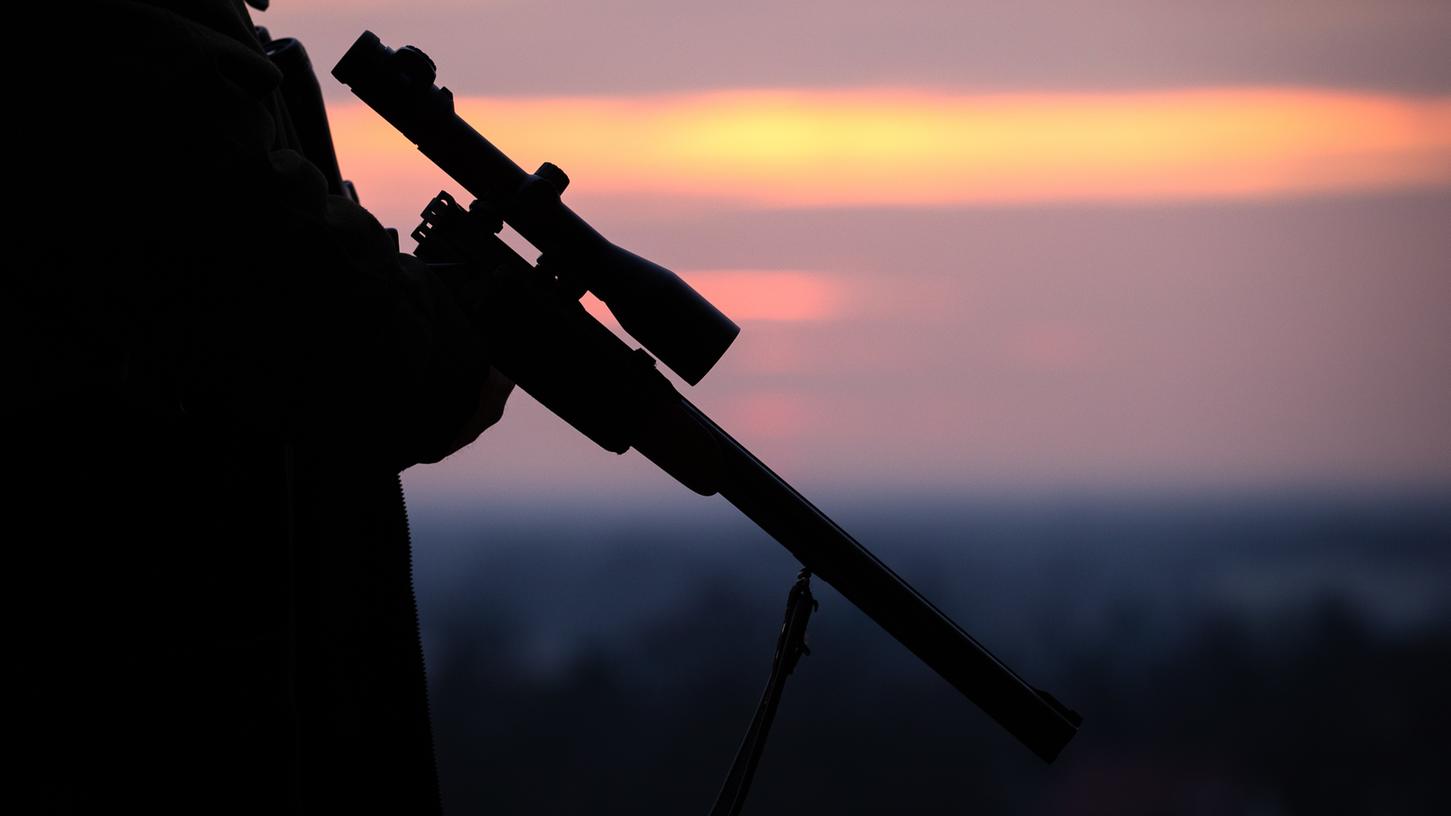 Der Bayerische Jagdverband hält es für unklug, die Abschusszahlen für Rehwild pauschal zu erhöhen. Dadurch könne man selbst in Regionen mit wenig Rehen durch das eigene Handeln einen hohen Verbiss erzeugen - obwohl man eigentlich genau das verhindern möchte.
Der Bayerische Jagdverband hält es für unklug, die Abschusszahlen für Rehwild pauschal zu erhöhen. Dadurch könne man selbst in Regionen mit wenig Rehen durch das eigene Handeln einen hohen Verbiss erzeugen - obwohl man eigentlich genau das verhindern möchte.