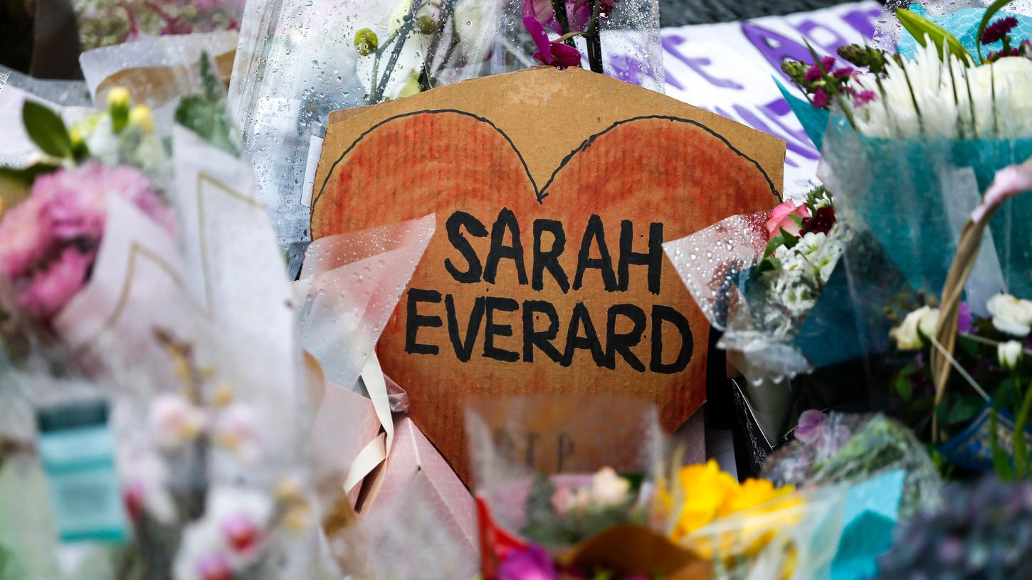 London: Blumen und ein Schild mit ihrem Namen liegen in Gedenken an die getötete Sarah Everard am Musikpavillon in Clapham Common.