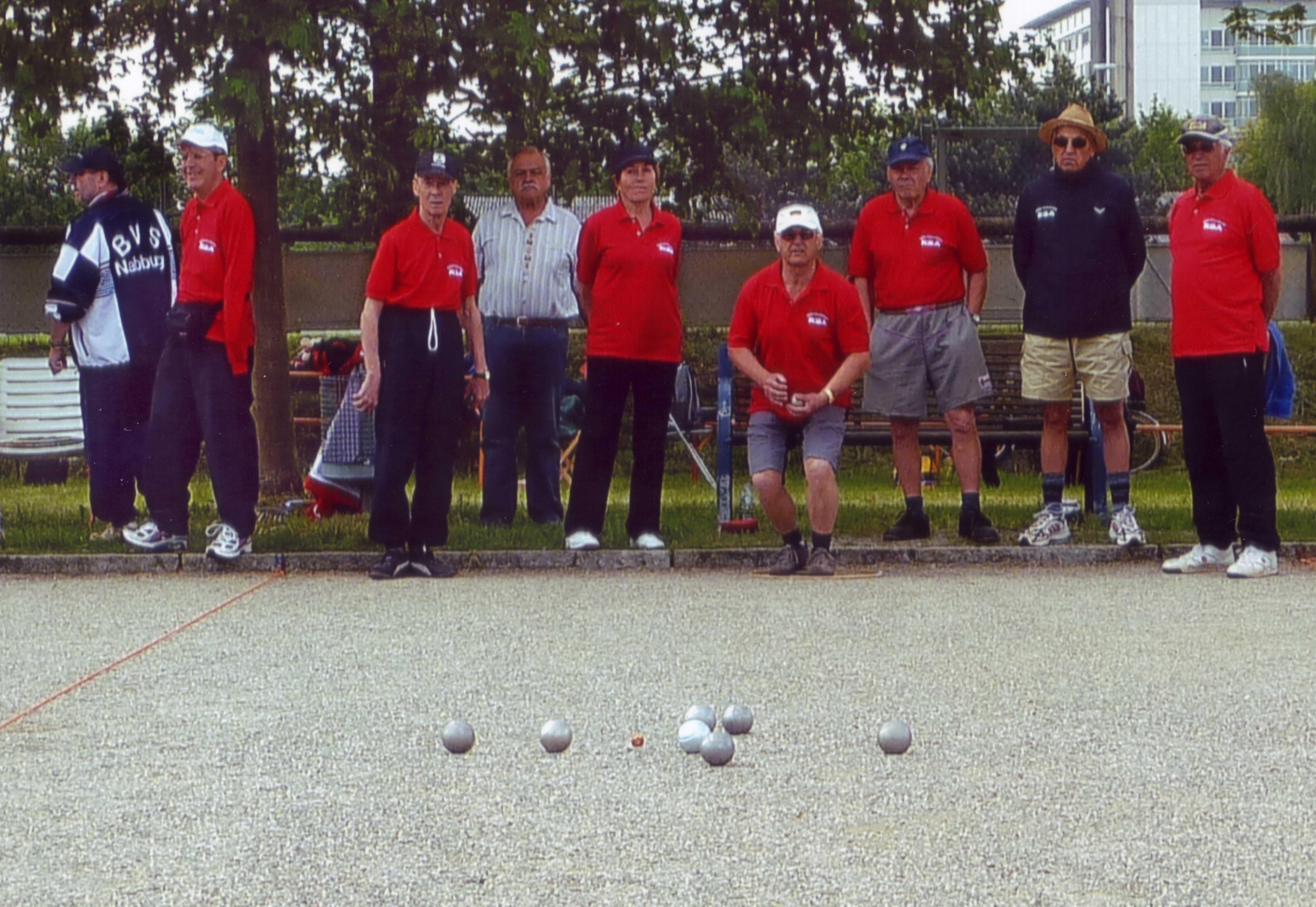 Die Älteren können auf dem Boule-Platz im LGS-Park eine ruhige Kugel schieben.