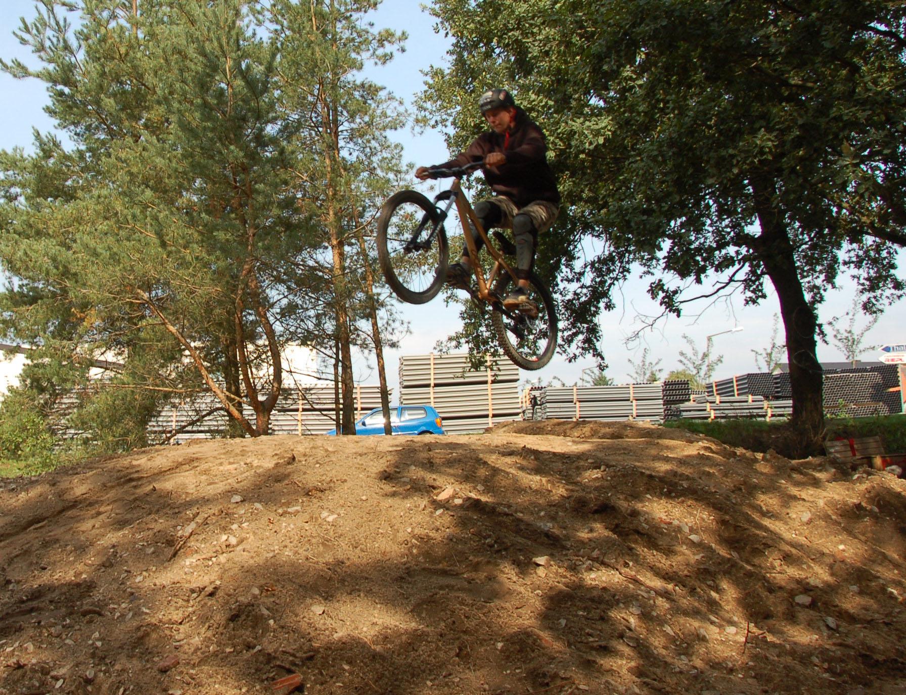 Eher an die Jüngeren richtet sich die Dirtbike-Bahn in der Hasenheide.