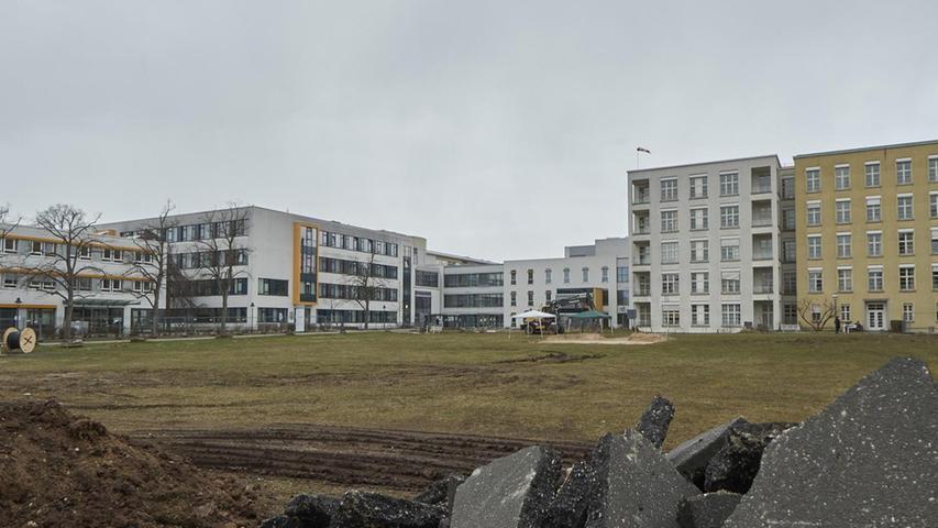 Wo jetzt noch Wiese ist – links sind das Verwaltungsgebäude und die Kinderklinik zu sehen – , wird der OP-Komplex errichtet.