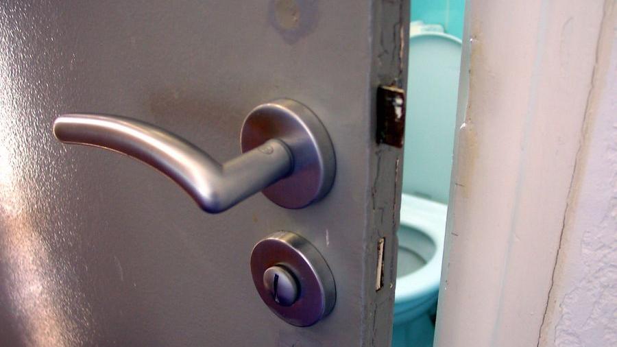Über ein Rohr hat ein Unbekannter auf einer mittelfränkischen Ratsstätte zwei Frauen beim Urinieren gefilmt. 