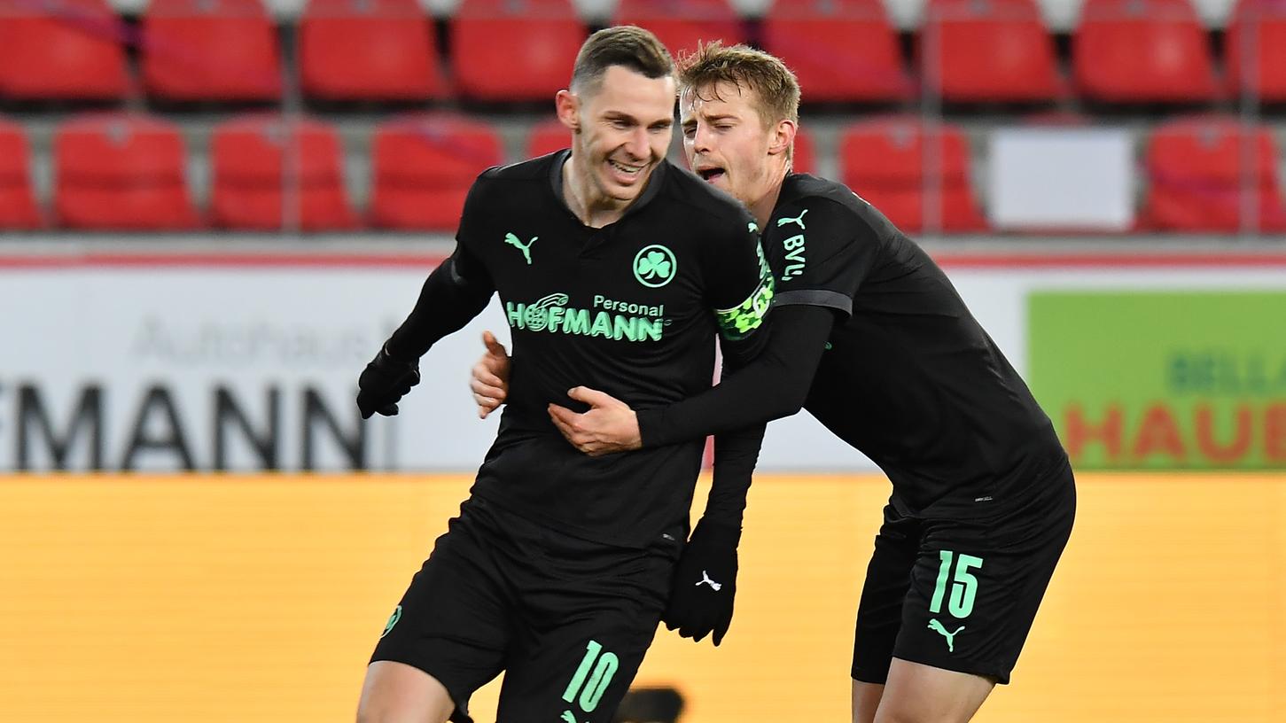 Ab zum Jubeln: Branimir Hrgota (links) in Regensburg nach seinem Treffer zum 2:0.