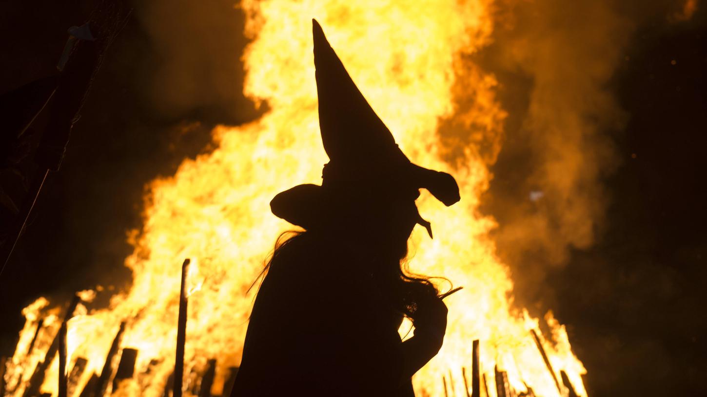 Darsteller als Hexe verkleidet während der Walpurgisnacht (Symbolbild).  
