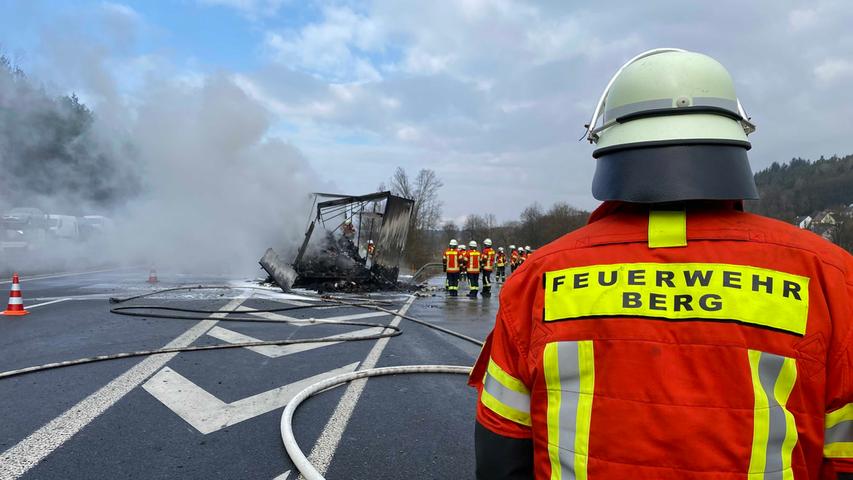 Lastwagen brennt auf A3 bei Altdorf aus - Autobahn gesperrt