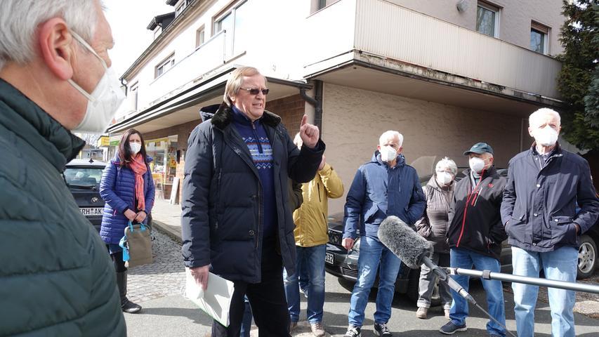 Niederndorfer Bürger argumentieren gegen das geplante Bürgerbegehren gegen die Südumgehung um Niederndorf und Neuses. Standort: Niederndorfer Hauptstraße am 12.03.2021
Niederndorfer Bürger argumentieren gegen das geplante Bürgerbegehren gegen die Südumgehung um Niederndorf und Neuses. Standort: Niederndorfer Hauptstraße am 12.03.2021