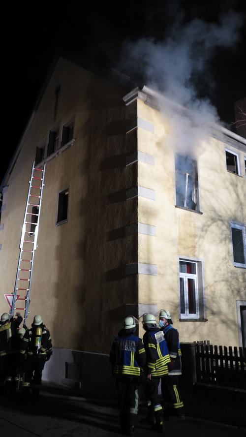 Der Brandherd befand sich im ersten Stock dieses Haus. In den rückwärtigen Bereich des Gebäudes konnten die Feuerwehrler nicht mit Fahreugen gelangen.  