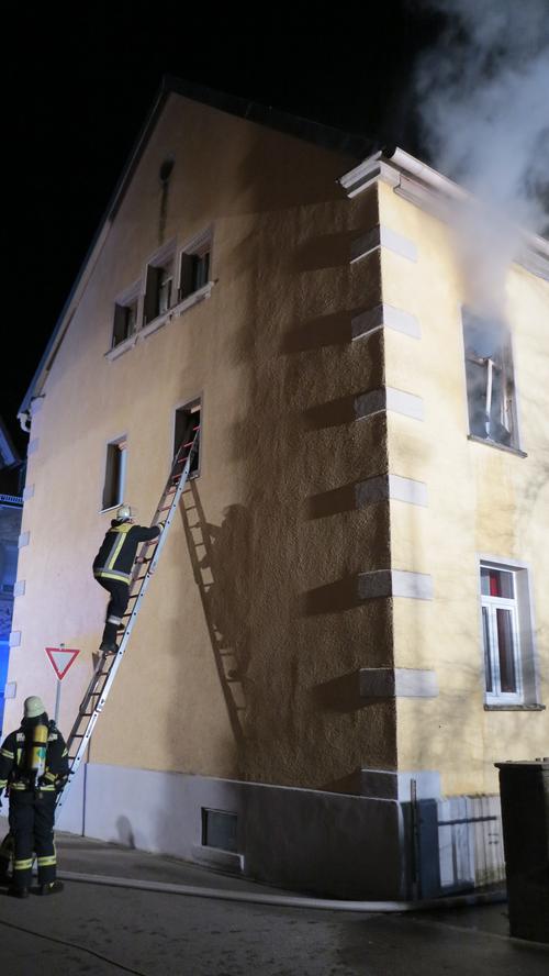 Der Brandherd befand sich im ersten Stock dieses Haus. In den rückwärtigen Bereich des Gebäudes konnten die Feuerwehrler nicht mit Fahreugen gelangen.  