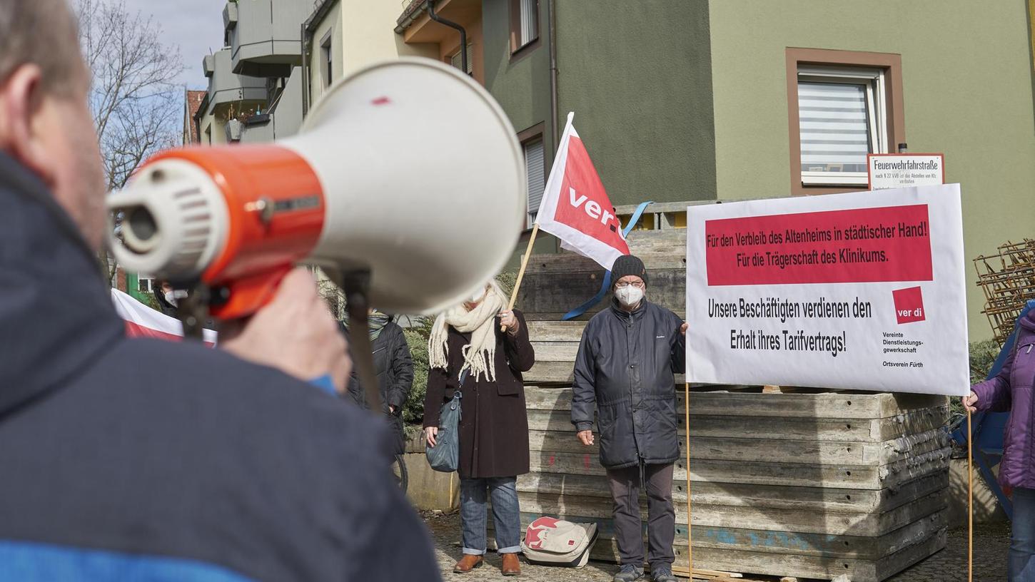 Altenheim-Beschäftigte demonstrieren für stabile Löhne