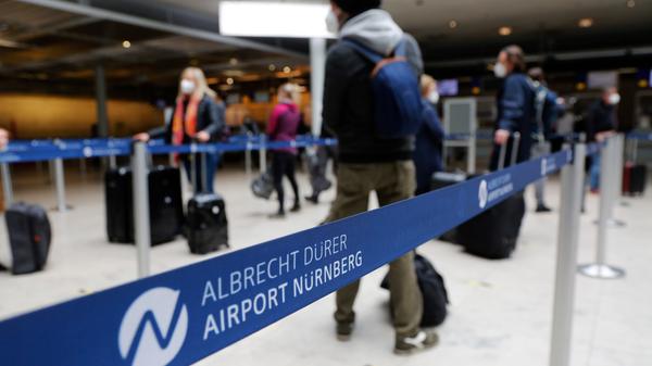 "Der Flug ist wie derzeit fast alle Flüge, die wir nach Mallorca aufgelegt haben, komplett ausgebucht", sagt Eurowings-Sprecher Florian Gränzdörffer. "Insgesamt haben sich unsere Buchungen nach Mallorca nach der Neubewertung des Robert-Koch-Instituts mehr als vervierfacht. Vor diesem Hintergrund haben wir letzte Woche mehr als 300 zusätzliche Flüge nach Palma de Mallorca ins System gestellt."
