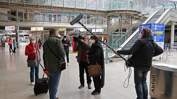 Angst, sich zu infizieren, haben die wenigsten. Viele weisen in der Abflughalle - von Pressevertretern umringt - darauf hin, dass ja alle an Bord einen negativen PCR-Test vorweisen mussten und die Inzidenzzahlen auf Mallorca deutlich niedriger sind als hierzulande.
